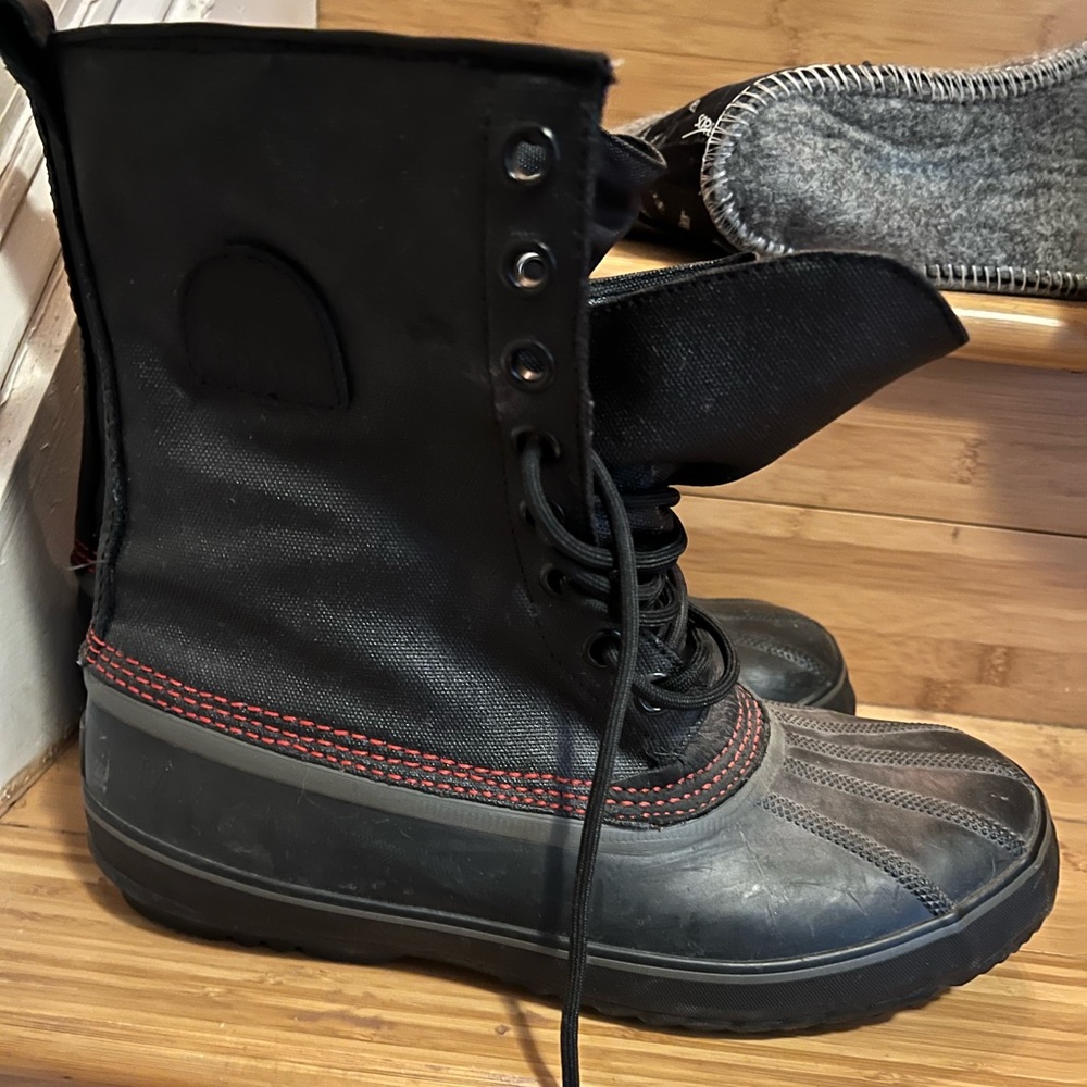 Sorel Mens Duck Boots. Size 11. Waterproof. Removable wool liners. Worn once.